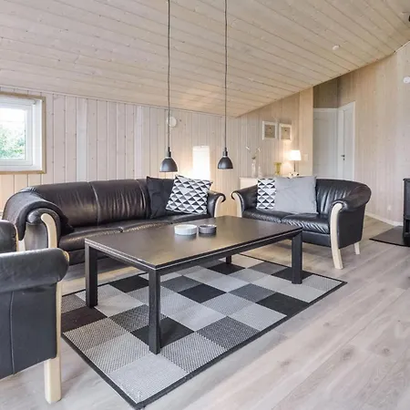 Дом отдыха Four-bedroom In Хеммет